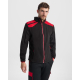 Homme portant une veste unisexe en micropolaire noire avec empiècements rouges aux épaules, col montant et fermeture zippée cont Homme portant une veste unisexe en micropolaire noire avec empiècements rouges aux épaules, col montant et fermeture zippée cont