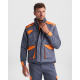 Homme portant un gilet de travail gris sans manches avec col montant, fermeture zippée et multiples poches à rabat, présenté san Homme portant un gilet de travail gris sans manches avec col montant, fermeture zippée et multiples poches à rabat, présenté san