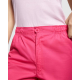 Zoom sur la ceinture élastiquée et la fermeture boutonnée d’un pantalon de service rose, porté sans marquage visible. Zoom sur la ceinture élastiquée et la fermeture boutonnée d’un pantalon de service rose, porté sans marquage visible.