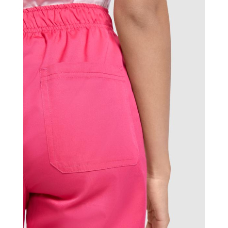 Zoom sur la poche arrière plaquée d’un pantalon de service rose avec taille élastiquée, porté sans personnalisation apparente.