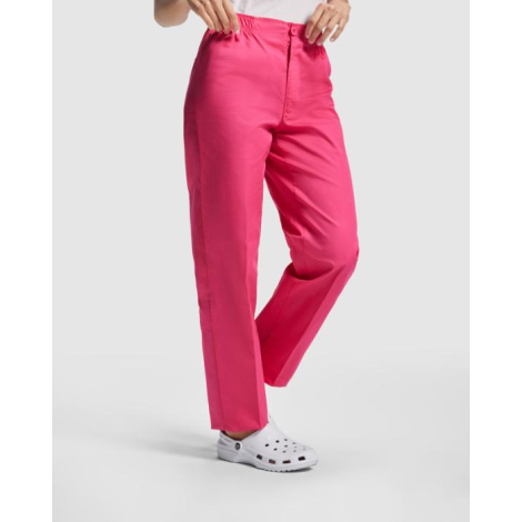 Femme portant un pantalon de service rose à coupe droite et taille élastiquée, sans marquage visible.