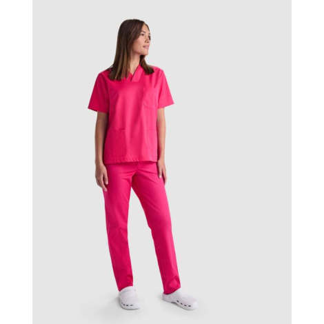 Femme portant un pantalon de service rose à coupe droite et taille élastiquée, sans personnalisation apparente.