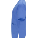 Vue de profil d’un haut de service unisexe bleu à manches courtes avec poche latérale plaquée et fentes d’aisance, sans marquage Vue de profil d’un haut de service unisexe bleu à manches courtes avec poche latérale plaquée et fentes d’aisance, sans marquage
