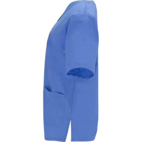 Vue de profil d’un haut de service unisexe bleu à manches courtes avec poche latérale plaquée et fentes d’aisance, sans marquage