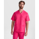 Homme portant un ensemble de service rose avec haut à col en V, poche poitrine et poches basses, sans marquage visible. Homme portant un ensemble de service rose avec haut à col en V, poche poitrine et poches basses, sans marquage visible.