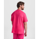 Vue arrière d’un homme portant un haut de service rose uni, sans marquage apparent. Vue arrière d’un homme portant un haut de service rose uni, sans marquage apparent.