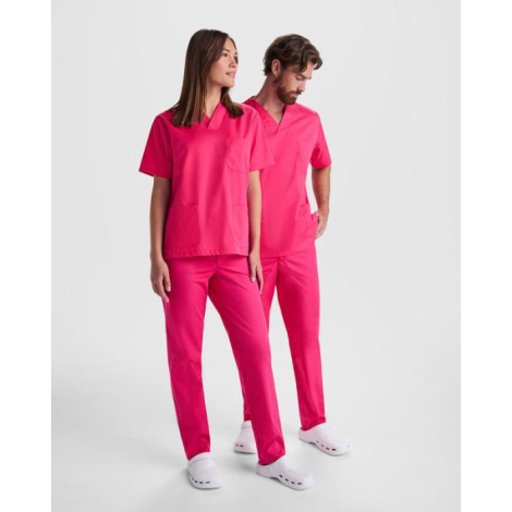 Femme et homme portant un ensemble de service rose coordonné avec hauts sans personnalisation visible.