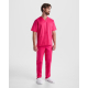 Homme portant un haut de service rose à col en V avec poches plaquées, sans marquage visible. Homme portant un haut de service rose à col en V avec poches plaquées, sans marquage visible.