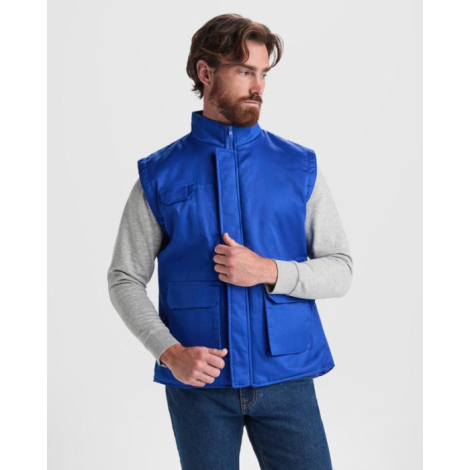 Homme portant un gilet de travail bleu à col montant sans marquage visible.