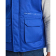 Zoom sur les poches et la partie basse d’un gilet de travail bleu sans marquage visible. Zoom sur les poches et la partie basse d’un gilet de travail bleu sans marquage visible.