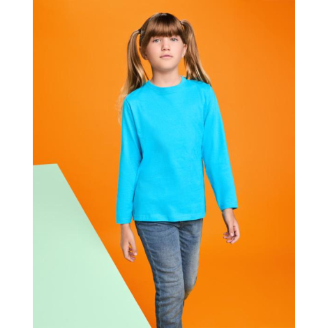 Fille portant un t-shirt enfant bleu à manches longues sans marquage visible.