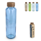 Bouteille d’eau bleue en verre recyclé avec bouchon en bois et personnalisation visible sur une face, accompagnée de plusieurs d Bouteille d’eau bleue en verre recyclé avec bouchon en bois et personnalisation visible sur une face, accompagnée de plusieurs d
