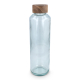 Modèle transparent en verre recyclé avec bouchon en bois, présenté sans marquage apparent. Modèle transparent en verre recyclé avec bouchon en bois, présenté sans marquage apparent.