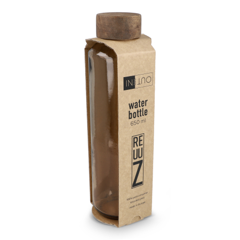 Bouteille d’eau en verre recyclé brun présentée dans son emballage carton, sans personnalisation visible.