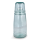 Carafe et verre en verre recyclé bleu clair présentés assemblés sur fond clair, sans personnalisation visible. Carafe et verre en verre recyclé bleu clair présentés assemblés sur fond clair, sans personnalisation visible.