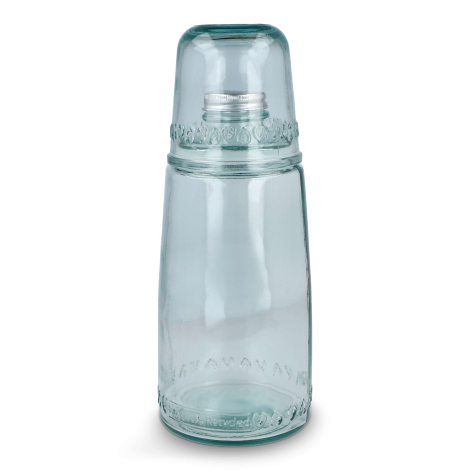 Carafe et verre en verre recyclé bleu clair présentés assemblés sur fond clair, sans personnalisation visible.