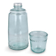 Ensemble en verre recyclé bleu clair avec carafe et verre séparés, sans marquage apparent sur les surfaces. Ensemble en verre recyclé bleu clair avec carafe et verre séparés, sans marquage apparent sur les surfaces.