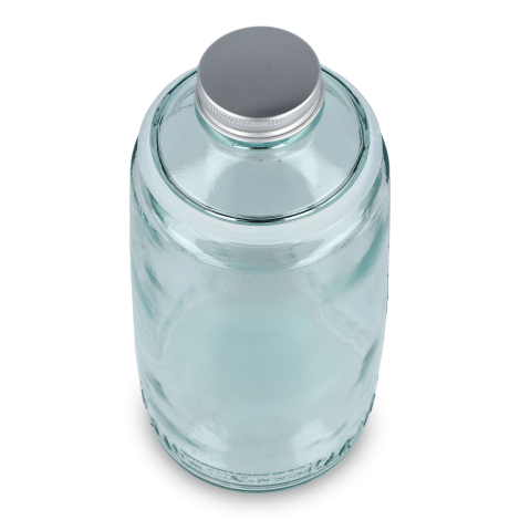 Vue du dessus de la carafe en verre recyclé bleu clair avec bouchon métallique visible et sans personnalisation.
