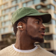 Homme portant des écouteurs sans fil blancs à oreille ouverte illustrés en situation d’utilisation, sans marquage apparent. Homme portant des écouteurs sans fil blancs à oreille ouverte illustrés en situation d’utilisation, sans marquage apparent.