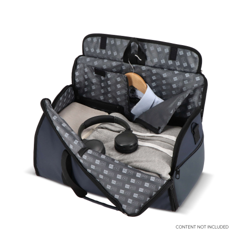 Intérieur du sac de voyage bleu foncé avec vêtements et accessoires organisés dans les compartiments, sans marquage apparent.