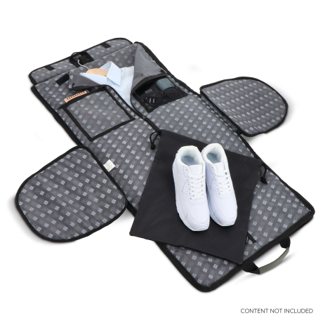 Sac de voyage déplié avec chaussures rangées et compartiments visibles, présenté sans personnalisation visible.