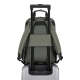 Sac à dos vert kaki fixé sur une valise grâce à la sangle trolley, présenté sans marquage apparent. Sac à dos vert kaki fixé sur une valise grâce à la sangle trolley, présenté sans marquage apparent.