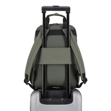 Sac à dos vert kaki fixé sur une valise grâce à la sangle trolley, présenté sans marquage apparent.