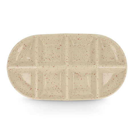 Vue du dessus du plat de service compartimenté en céramique beige mouchetée, sans marquage apparent.