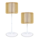 Deux lampes LED sur pied de tailles différentes avec abat-jour cylindrique en bois clair à structure ajourée verticale, présenté Deux lampes LED sur pied de tailles différentes avec abat-jour cylindrique en bois clair à structure ajourée verticale, présenté