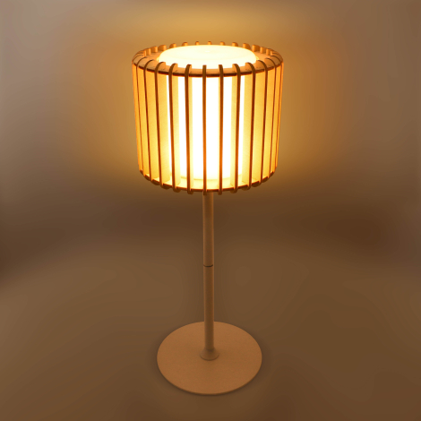 Lampe LED sur pied avec abat-jour cylindrique en bois clair allumé, présentée sans personnalisation apparente.