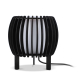 Lampe LED cylindrique noire à structure ajourée verticale présentée avec câble visible et sans marquage apparent. Lampe LED cylindrique noire à structure ajourée verticale présentée avec câble visible et sans marquage apparent.