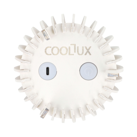 Vue du dessous d’une lampe LED cylindrique blanche avec port de chargement et bouton visibles, présentée sans marquage apparent.