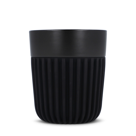 Vue de face d’une tasse noire avec partie supérieure lisse et revêtement nervuré, sans marquage apparent.