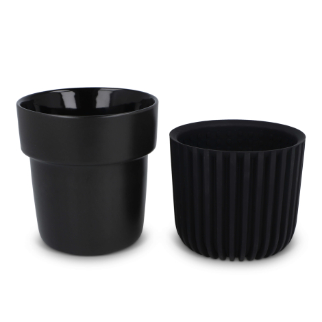 Tasse noire démontée avec partie supérieure séparée du manchon nervuré, présentée sans personnalisation visible.