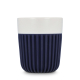 Tasse bleu foncé avec revêtement silicone nervuré et partie supérieure blanche, sans personnalisation visible.