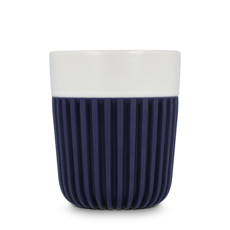 Tasse bleu foncé avec revêtement silicone nervuré et partie supérieure blanche, sans personnalisation visible.