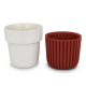 Partie supérieure blanche de la tasse séparée du manchon nervuré rouge, illustrant le produit démonté sans marquage apparent.