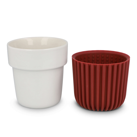 Partie supérieure blanche de la tasse séparée du manchon nervuré rouge, illustrant le produit démonté sans marquage apparent.