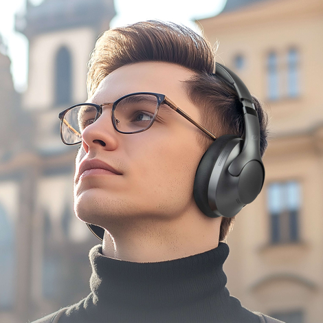 Homme portant le casque Bluetooth noir en situation d’écoute, sans marquage visible sur les oreillettes.