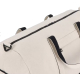 Dessus du sac de voyage beige avec fermeture zippée noire et poignées renforcées visibles, sans personnalisation visible. Dessus du sac de voyage beige avec fermeture zippée noire et poignées renforcées visibles, sans personnalisation visible.