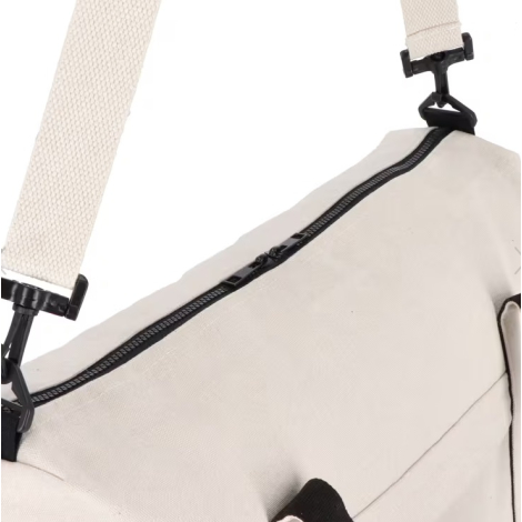 Vue rapprochée du dessus du sac de voyage beige avec fermeture zippée noire et bandoulière visible, sans marquage apparent.