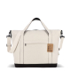 Vue de profil du sac de voyage beige avec étiquette produit apparente, sans marquage apparent. Vue de profil du sac de voyage beige avec étiquette produit apparente, sans marquage apparent.