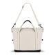 Face arrière du sac de voyage beige avec bandoulière réglable visible, sans personnalisation visible. Face arrière du sac de voyage beige avec bandoulière réglable visible, sans personnalisation visible.