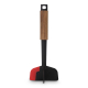 Hachette polyvalente de cuisine avec manche en bois et tête noire et rouge, présentée de face sans personnalisation visible. Hachette polyvalente de cuisine avec manche en bois et tête noire et rouge, présentée de face sans personnalisation visible.