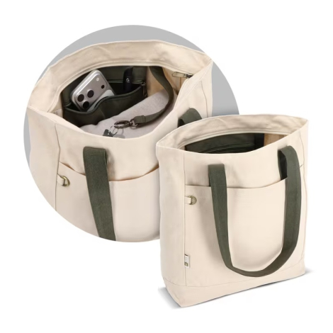 Vue rapprochée de l’intérieur d’un sac cabas beige en toile avec anses vert kaki et compartiments de rangement visibles, sans ma