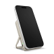 Batterie externe sans fil blanche utilisée comme support pour smartphone, présentée sans personnalisation visible. Batterie externe sans fil blanche utilisée comme support pour smartphone, présentée sans personnalisation visible.