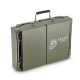 Barbecue portable replié avec poignée de transport et personnalisation visible sur les deux volets de la face avant. Barbecue portable replié avec poignée de transport et personnalisation visible sur les deux volets de la face avant.
