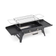 Barbecue portable déplié avec grille de cuisson ouverte, présenté sans marquage visible. Barbecue portable déplié avec grille de cuisson ouverte, présenté sans marquage visible.