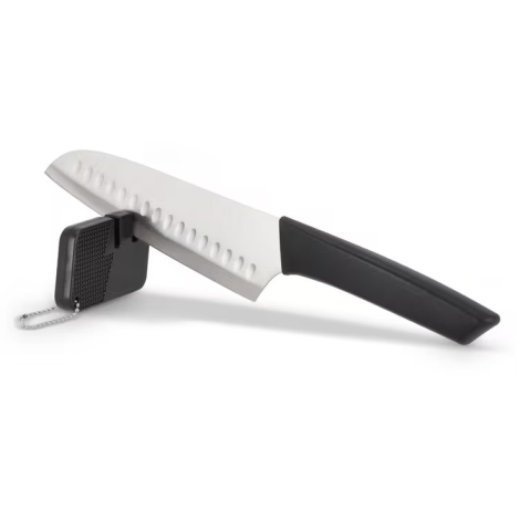 Couteau avec lame métallique et manche noir présenté en vue rapprochée, sans marquage visible.