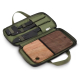 Pochette de transport verte ouverte avec couteaux rangés à l’intérieur et planche à découper maintenue par un filet, sans marqua Pochette de transport verte ouverte avec couteaux rangés à l’intérieur et planche à découper maintenue par un filet, sans marqua